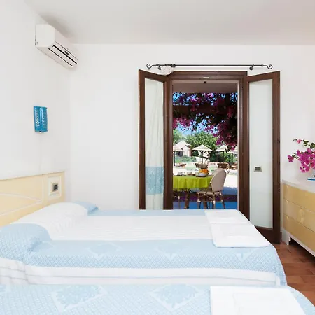 Ξενοδοχείο με διαμερίσματα With Swimming-pool In Campulongu Just 600 Mt From The Sea